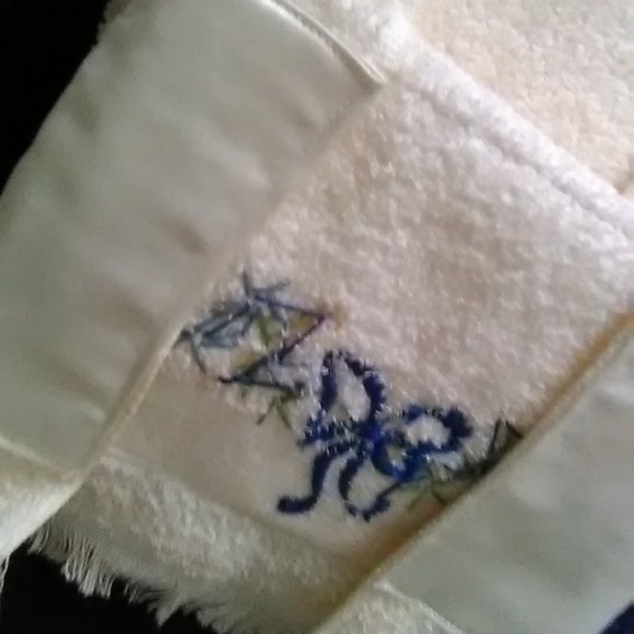 Guest Towels/2 - Picture 5 of 8